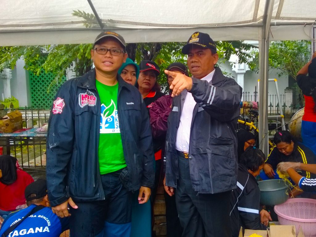 Walikota Jakpus, Saefullah dan Ardy, Anggota Dewan Kota Jakarta Pusat saat meninjau Posko Banjir di Petamburan.