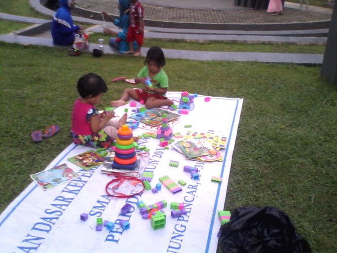 Bermain di taman baca buku