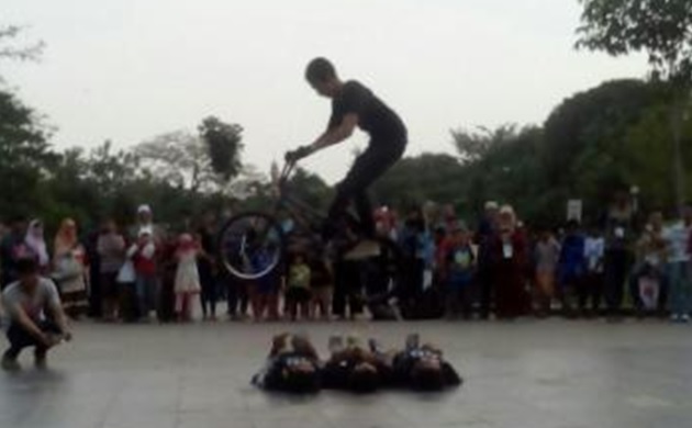 Aksi komunitas BMX dalam FREAK Depok 2014