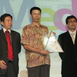 Hendri Kartono Manajer Marketing Support Yamaha Indonesia (tengah) menerima penghargaan Social Media Achievement Award