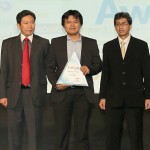 Indra Dwi Sunda PR Corporate&Communication Head Yamaha Indonesia(tengah) menerima penghargaan Social Media Achievement Award)