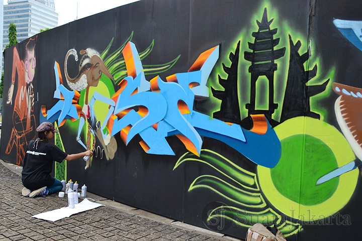 Salah satu penggiat graffiti asal Singapura membuat tema Wayang pada Festival Jerin 2013. (Foto: Fajrul Islam)