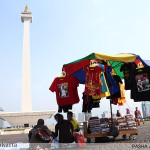 KEMBALI BERJUALAN - Pedagang kaki lima kembali berjualan di Komplek Monumen Nasional, Jakarta. Rabu (21/05/2014). (Foto: Pasha Aditia Febrian)