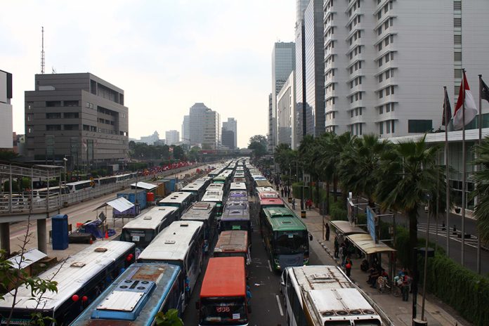 suara-jakarta-ANTREAN-PANJANG-BUS-YANG-MENGANGKUT-MASSA-BURUH-PASHA-ADITIA-FEBRIAN