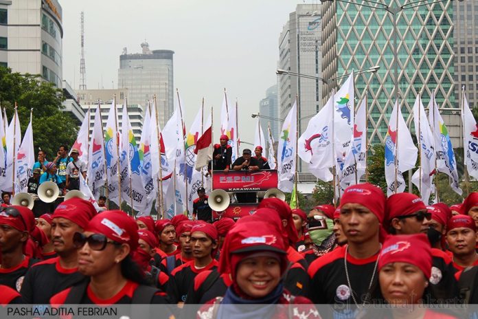 Massa buruh dari berbagai organisasi buruh merayakan Hari Buruh Internasional 2014 di depan Istana Negara RI, Jakarta Pusat. Kamis (01/05/2014). (Foto: Pasha Aditia Febrian)