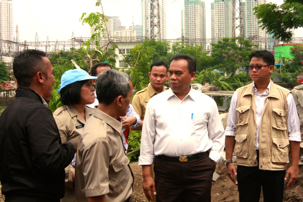 Walikota Jakarta Pusat, Saefullah bersama Dewan Kota Jakarta Pusat, Ardy Purnawan Sani meninjau lokasi jebolnya tanggul.