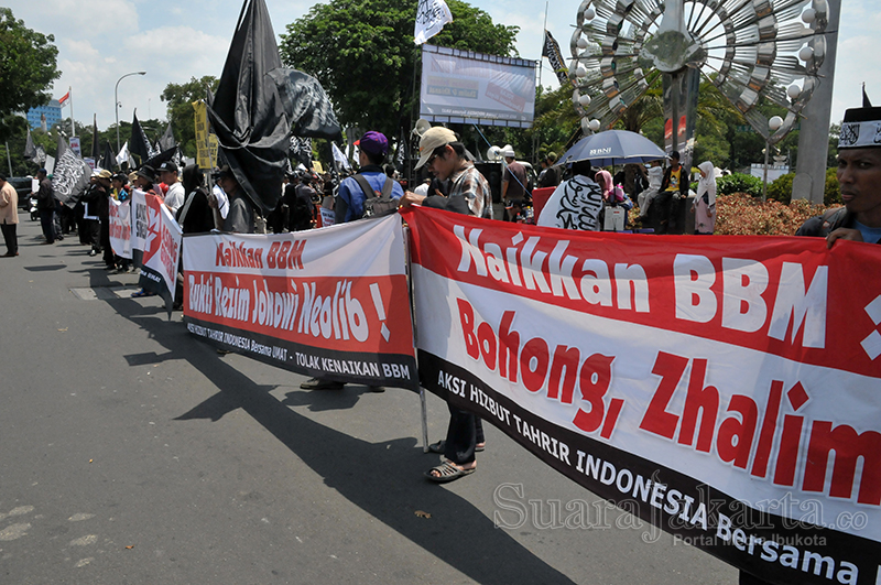 Massa HTI melakukan aksi unjuk rasa menolak kenaikan BBM di depan Istana Negara, Jakarta Pusat. (Foto: Fajrul Islam/SuaraJakarta)