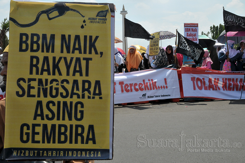 Massa HTI melakukan aksi unjuk rasa menolak kenaikan BBM di depan Istana Negara, Jakarta Pusat. (Foto: Fajrul Islam/SuaraJakarta)