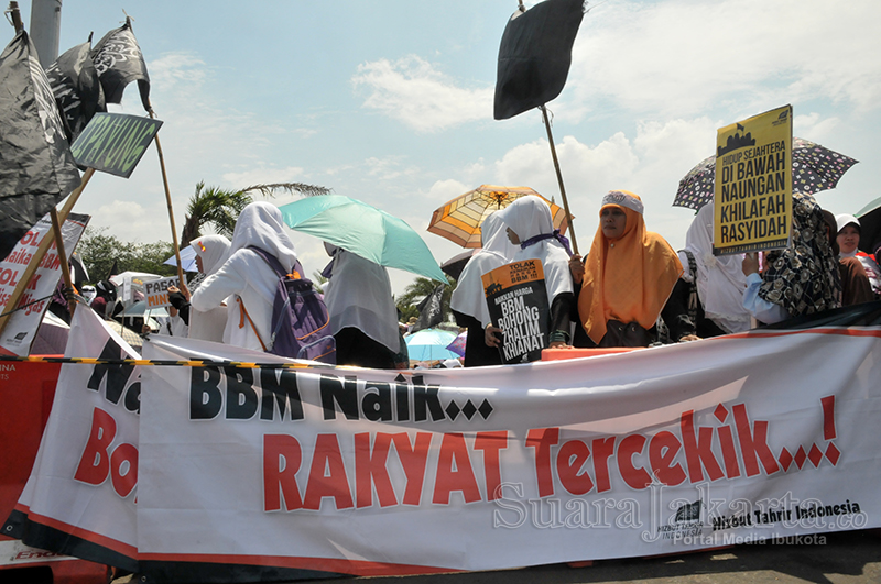 Massa HTI melakukan aksi unjuk rasa menolak kenaikan BBM di depan Istana Negara, Jakarta Pusat. (Foto: Fajrul Islam/SuaraJakarta)