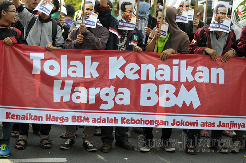 Gabungan masa KAMMI dan HTI demo tuntut Jokowi mundur di depan Istana Negara, Jakarta Pusat. (Foto: Fajrul Islam/SuaraJakarta)