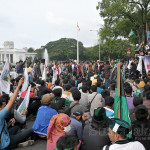 Gabungan masa KAMMI dan HTI demo tuntut Jokowi mundur di depan Istana Negara, Jakarta Pusat. (Foto: Fajrul Islam/SuaraJakarta)