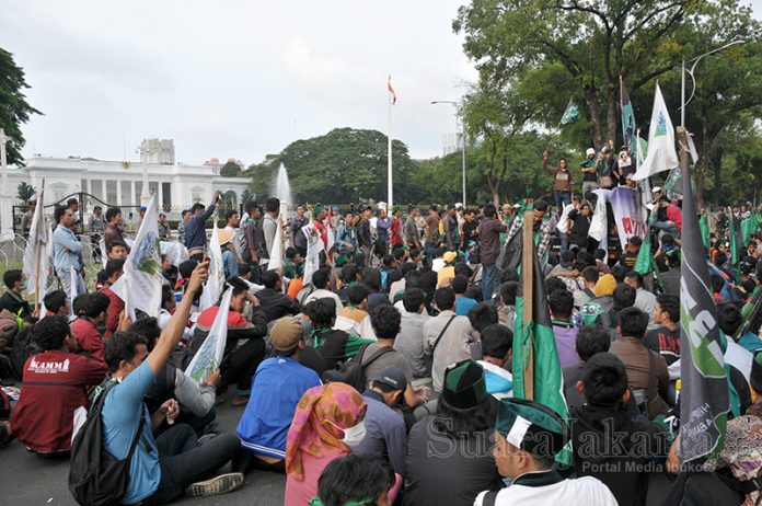 Gabungan masa KAMMI dan HTI demo tuntut Jokowi mundur di depan Istana Negara, Jakarta Pusat. (Foto: Fajrul Islam/SuaraJakarta)