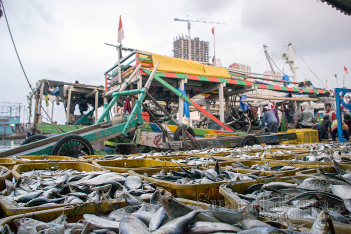 Keranjang penuh ikan di Muara Angke, Jakarta (11/5). (Foto: Fajrul Islam)