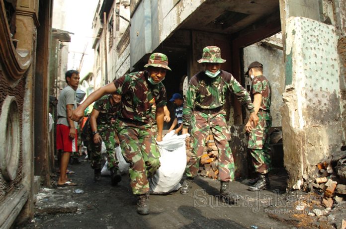 Kerja Bakti Membersihkan Sampah Kebakaran. (Foto: Ujang Komar/SuaraJakarta)