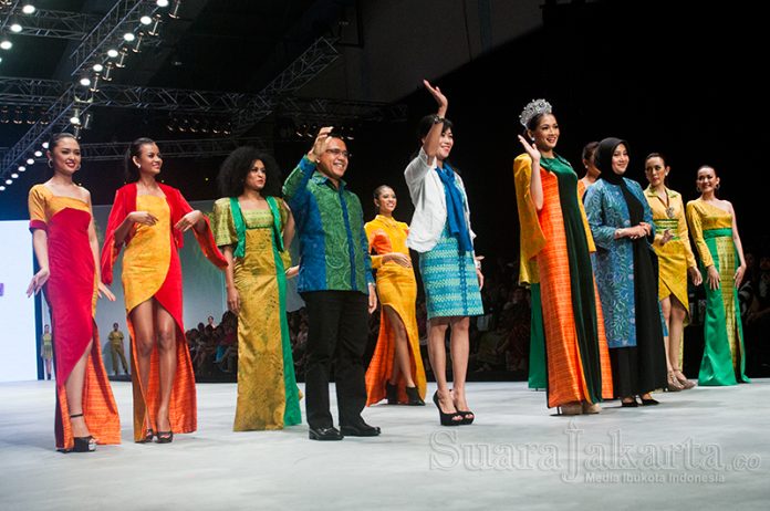 suara-jakarta-indonesia-fashion-week-2015-peragaan-busana-banyuwangi