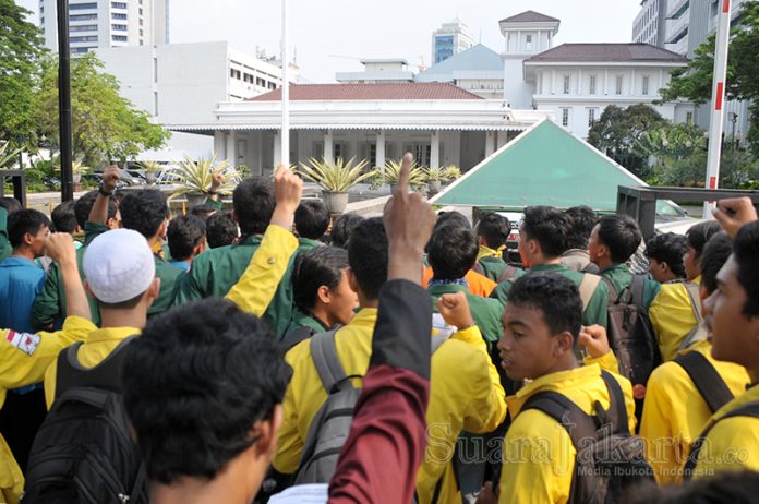 Mahasiswa-Jakarta-Kepung-Balaikota-dan-DPRD-Tuntut-Penyelesaian-Kisruh-APBD