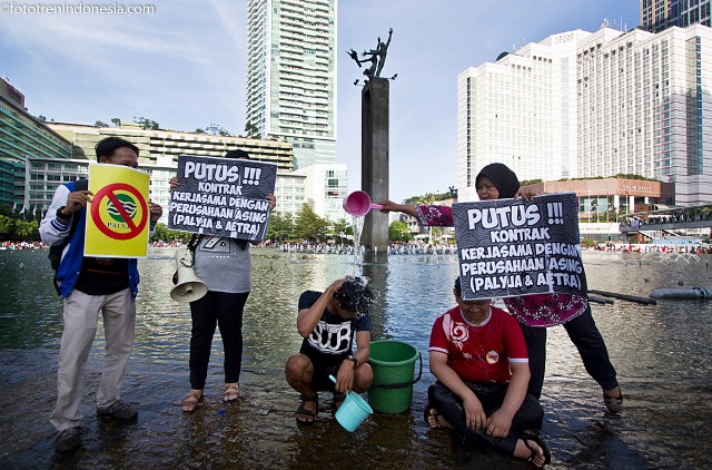 Warga yang tergabung dalam Koalisi Masyarakat Menolak Swastanisasi Air Jakarta melakukan unjuk rasa dengan mandi pada sela-sela car free day di Jakarta, Minggu (11/1). Aksi itu dilakukan sebagai buntuk protes terhadap swastanisasi air di ibukota oleh Aetra dan Palyja. ANTARA FOTO/Vitalis Yogi Trisna/ss/nz/15
