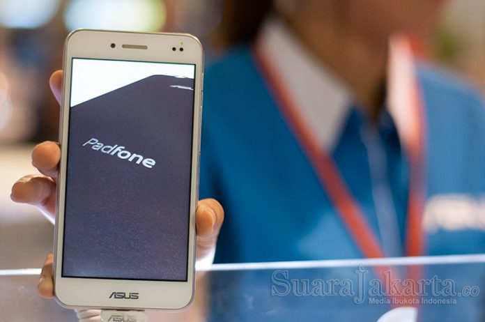 Smartphone Asus Padfone di Mega Bazar 2015 di JCC, Senayan, Jakarta (6/3). (Foto: Fajrul Islam/SuaraJakarta)