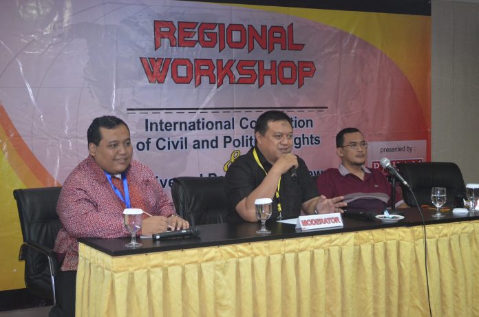 Sekjen FAHAM Indonesia, Rozaq Asyhari (kiri) ketika mengikuti diskusi HAM. (Foto: FAHAM)