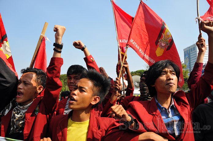 Mahasiswa IMM berunjuk rasa di depan Istana Negara, Jalan Merdeka Barat, Jakarta Pusat (20/5). (Foto: Fajrul Islam/SuaraJakarta)
