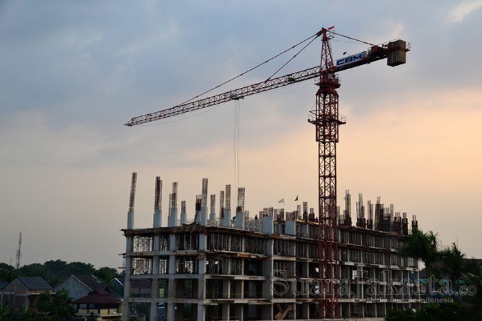 Pembangunan apartemen di Ulujami, Jakarta Selatan. (Foto: Fajrul Islam/SuaraJakarta)